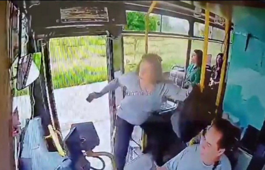 Kapısı açık ilerleyen yolcu otobüsünden düştü: O anlar kamerada