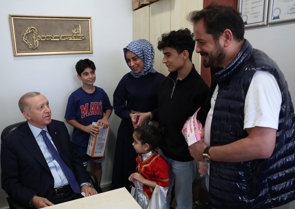 Cumhurbaşkanı Erdoğan'dan akaryakıt istasyonu ziyareti