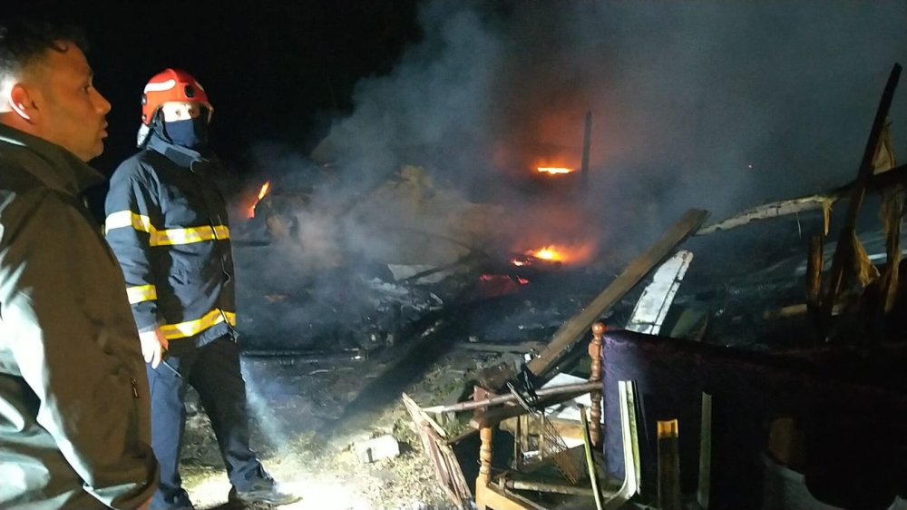 Gölcük ahırda korkutan yangın: 5 büyükbaş öldü