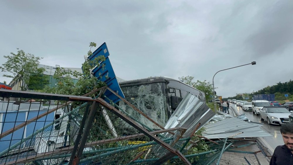 İETT otobüsü Ümraniye'deki bir iş yerinin bahçesine daldı
