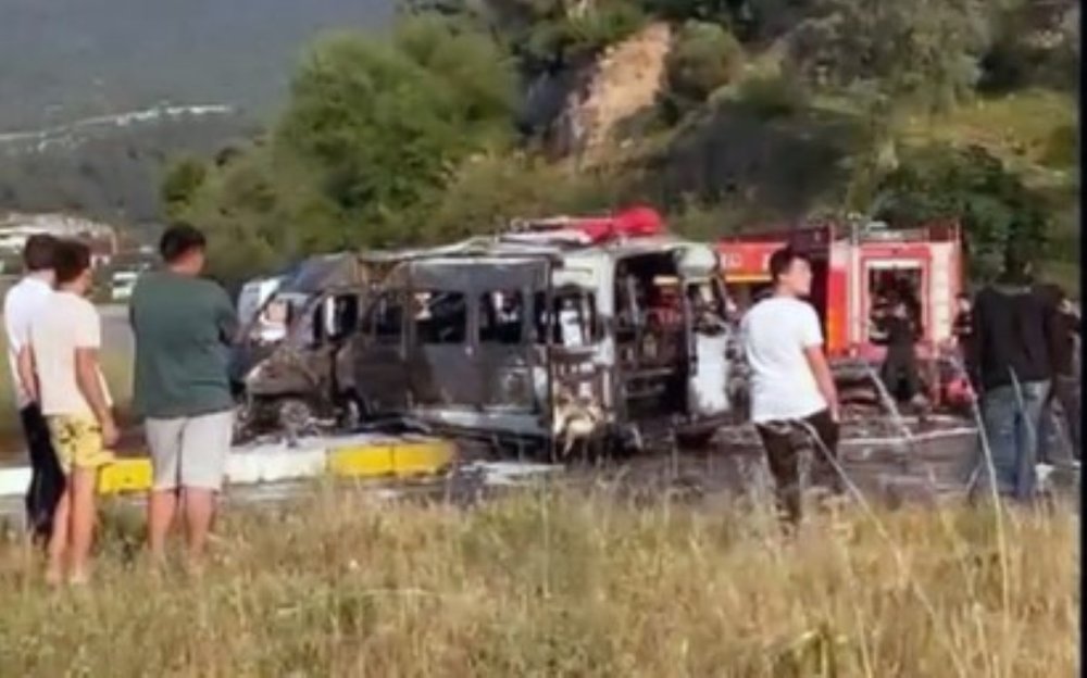 Muğla'da 2 minibüs çarpışması sonucu yangın çıktı: 14 kişi yaralandı