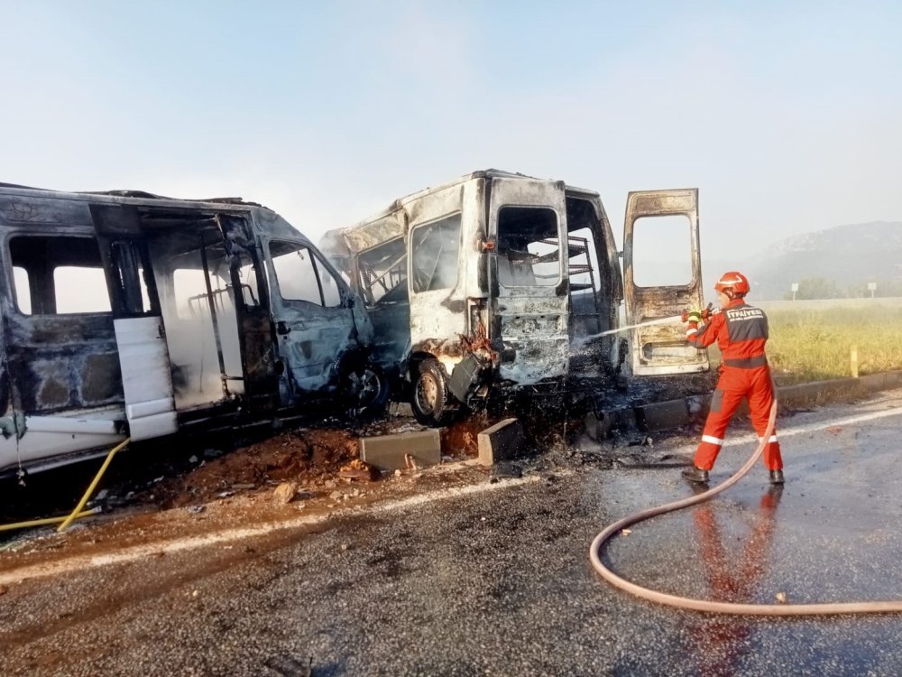 Muğla'da 2 minibüs çarpışması sonucu yangın çıktı: 14 kişi yaralandı