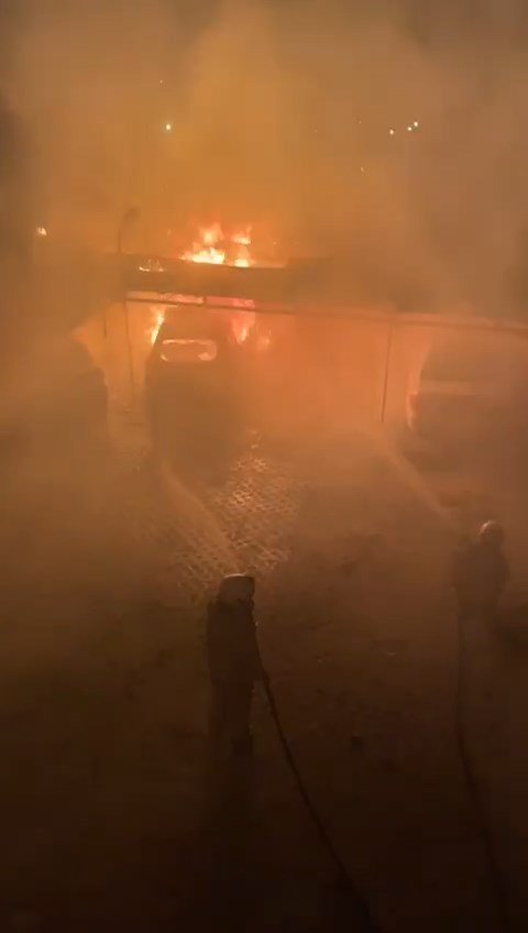 Otoparkta yangın çıktı, araçlar küle döndü!