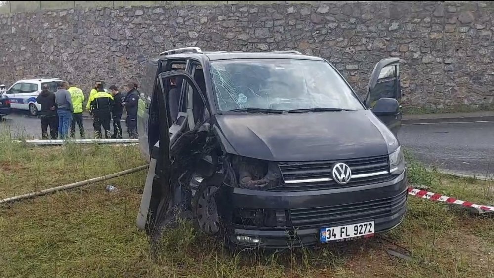 Sancaktepe'de otomobil kavşaktaki minibüse çarptı : 6 yaralı