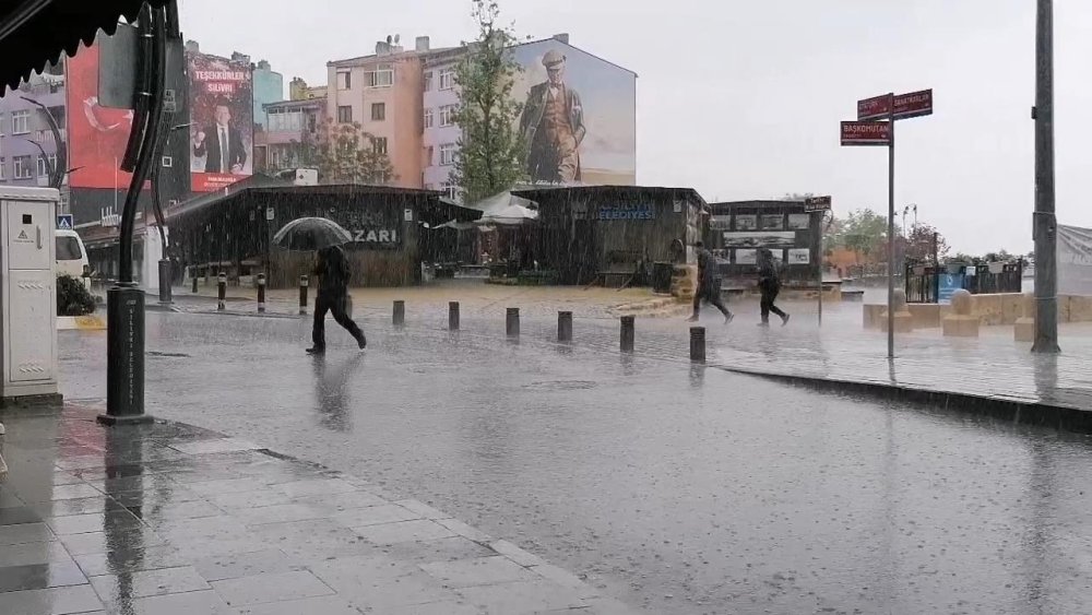 Silivri’de sağanak yağış cadde ve sokaklarda birikinti oluşturdu