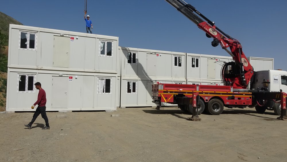 AFAD'dan Hakkari'de deprem hazırlığı: Konteyner ve çadır gönderildi