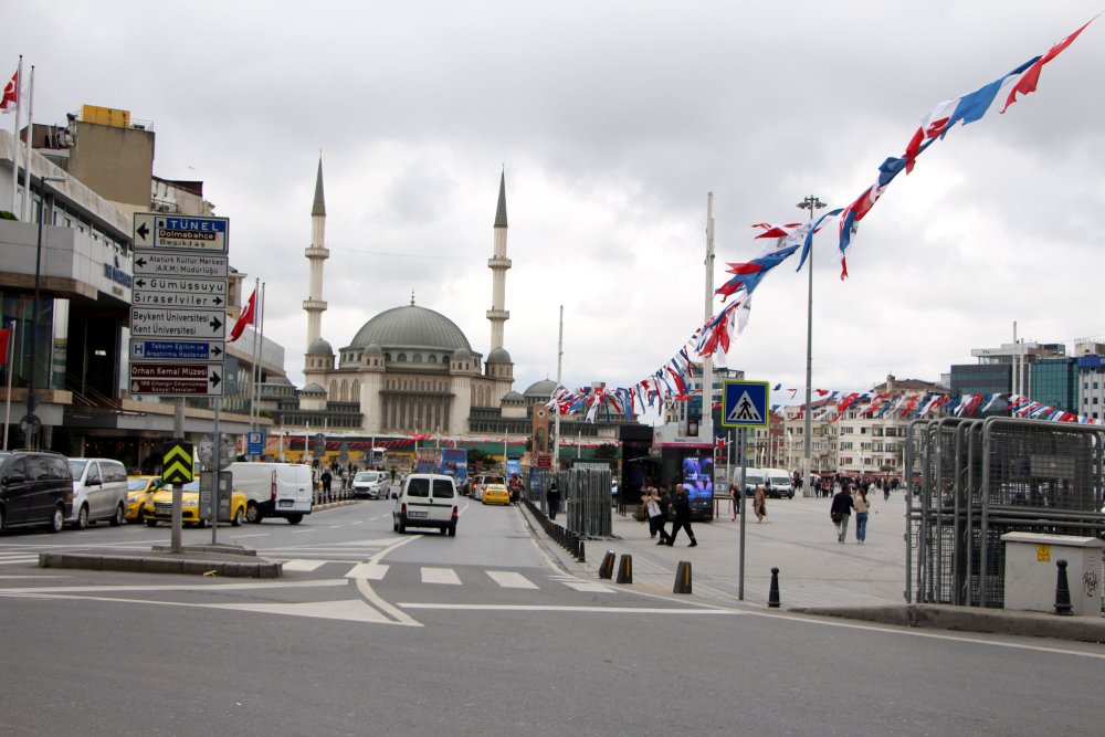 Taksim'de 1 Mayıs hazırlıkları: Demir bariyerler getirildi