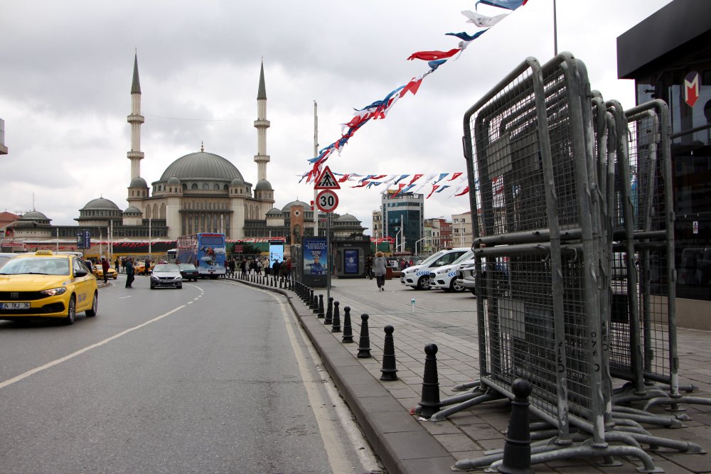 Taksim'de 1 Mayıs hazırlıkları: Demir bariyerler getirildi