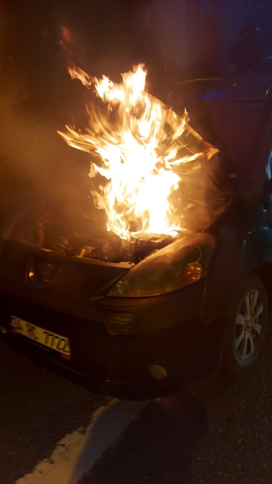 TEM Otoyolu’nda hafif ticari araç alev alev yandı!