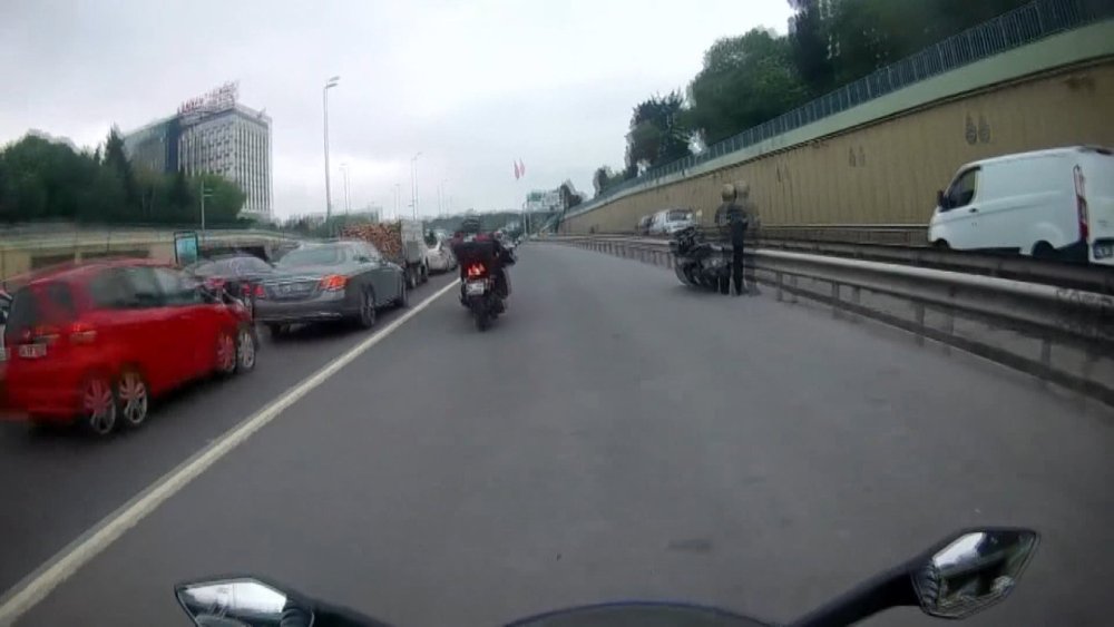 Zeytinburnu'nda motosiklet kazası kask kamerasında