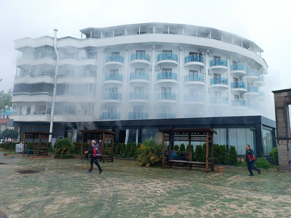 Akçakoca’da otelde korkutan yangın: Dumandan etkilenenler var