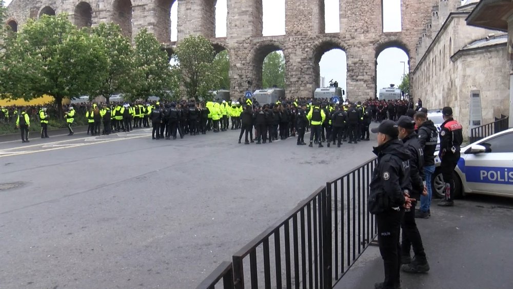 Saraçhane Meydanı'na polis yığınağı: TOMA ve bariyerlerle yol kapatıldı