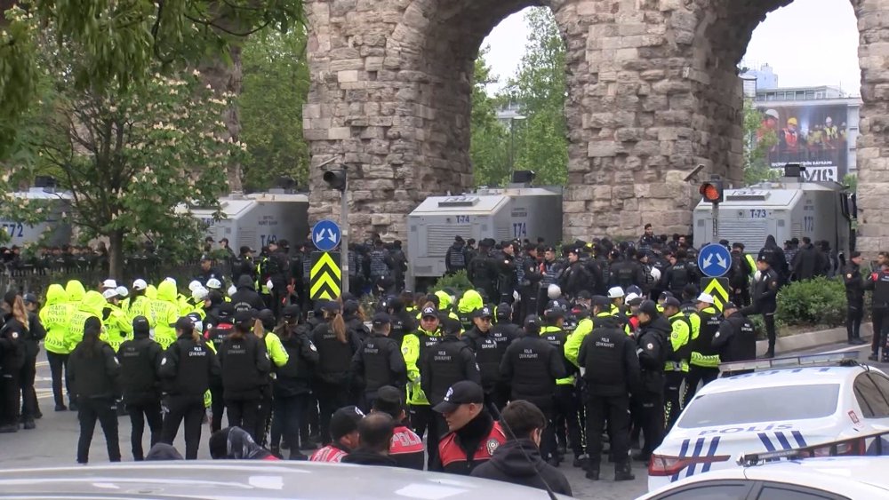 Saraçhane Meydanı'na polis yığınağı: TOMA ve bariyerlerle yol kapatıldı