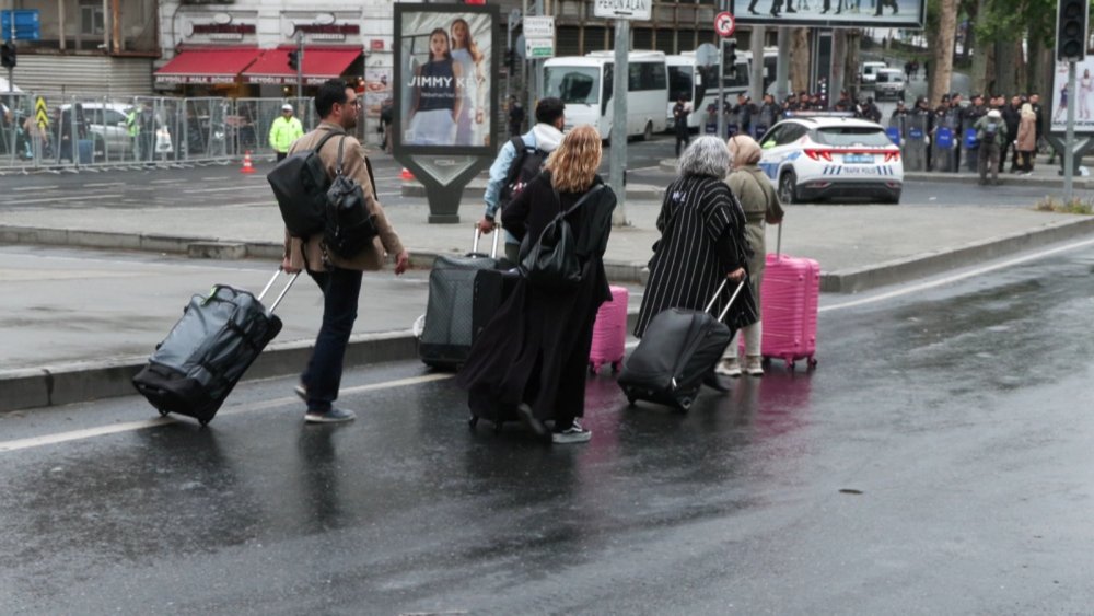 Taksim’de 1 Mayıs: Otellerde kalan turistler yürüyerek alandan ayrıldı