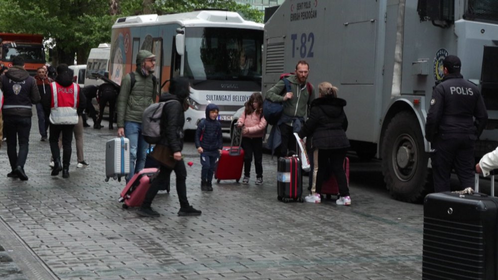 Taksim’de 1 Mayıs: Otellerde kalan turistler yürüyerek alandan ayrıldı