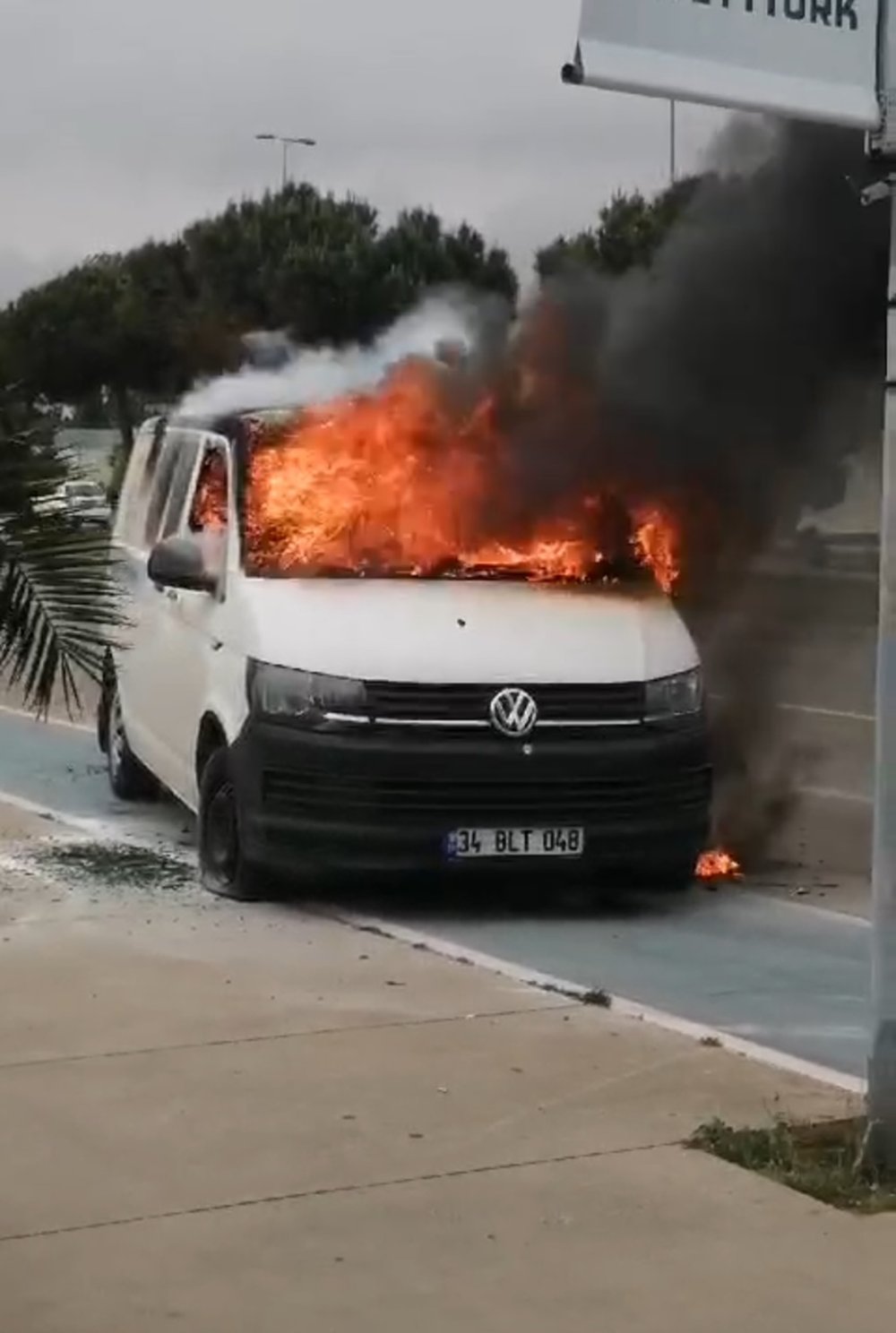 Maltepe sahilindeki bir minibüste yangın çıktı