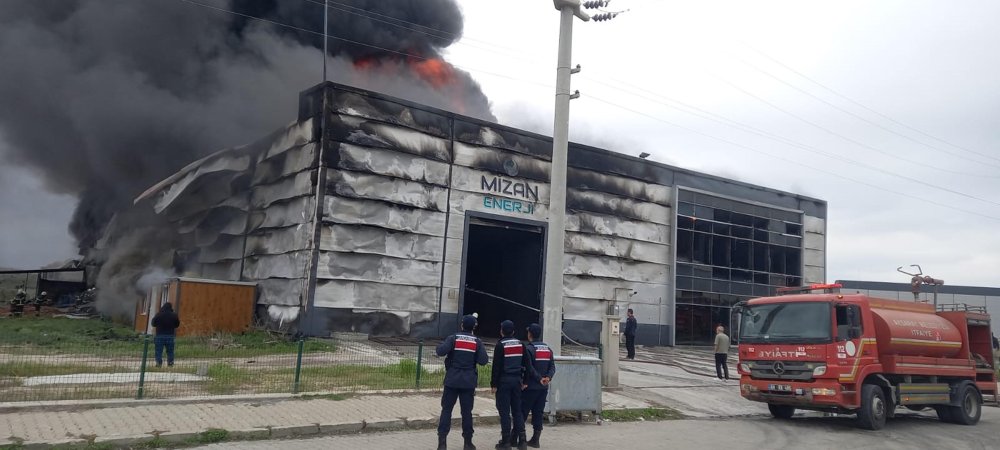 Aksaray'daki yağ fabrikasında dev yangın! Olay yerine çok sayıda ekip sevk edildi