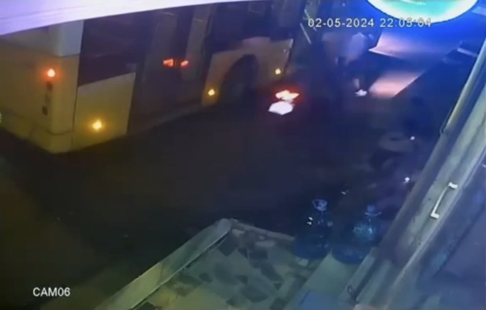 İETT otobüsünden inen yolcuya motosiklet çarptı: Ağır yaralandı