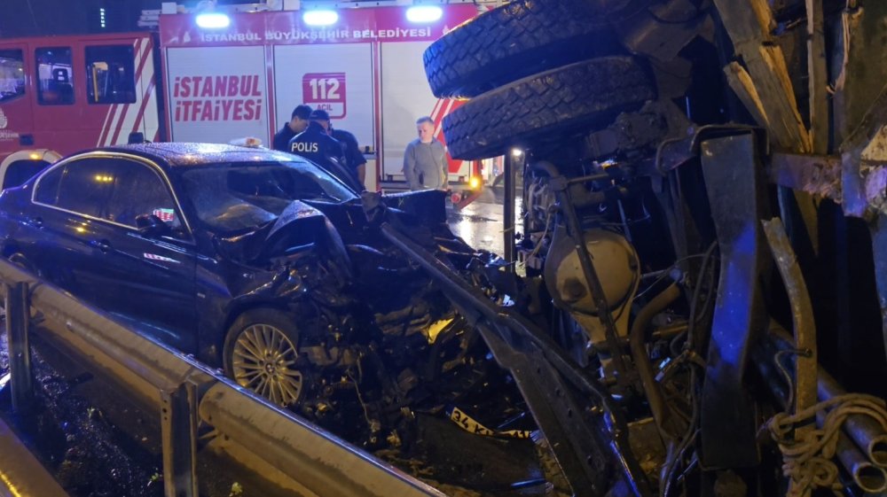 İstanbul'da zincirleme kaza! Ortalık savaş alanına döndü: 2'si ağır, 4 yaralı