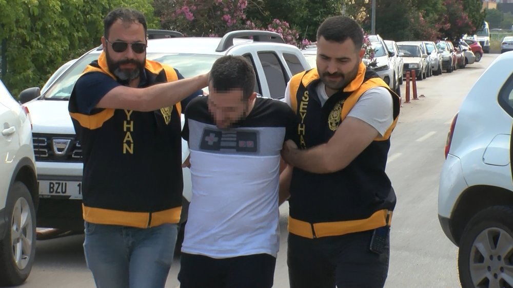 Adana'da polisi gören şüpheli, silah dolu çantayı balkondan aşağı fırlattı