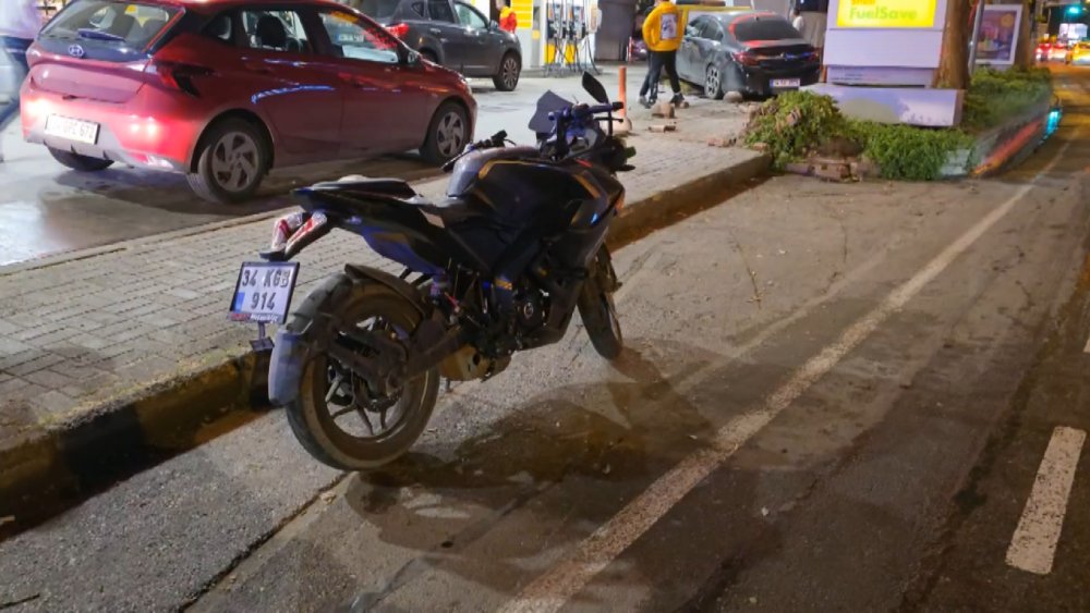 Kadıköy'de motosiklete çarpan otomobil akaryakıt istasyonuna girdi