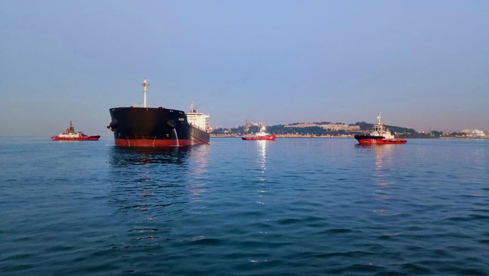 İstanbul Boğazı'nda yük gemisi karaya oturdu