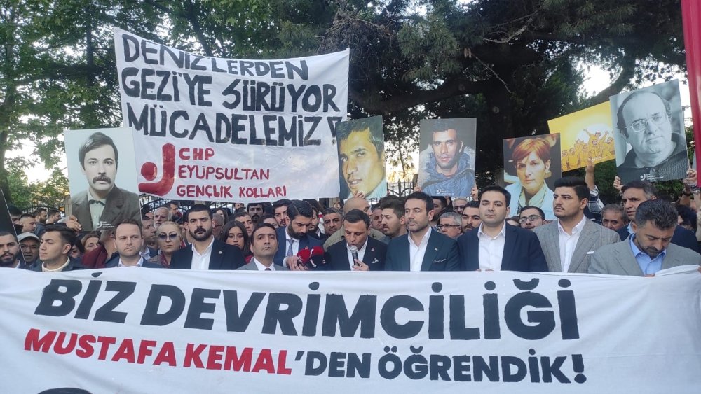 Taksim'den Dolmabahçe'ye anma yürüyüşü: Deniz Gezmiş ve arkadaşları unutulmadı
