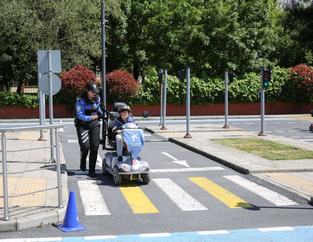 Küçükçekmece'de özel çocuklara trafik eğitimi