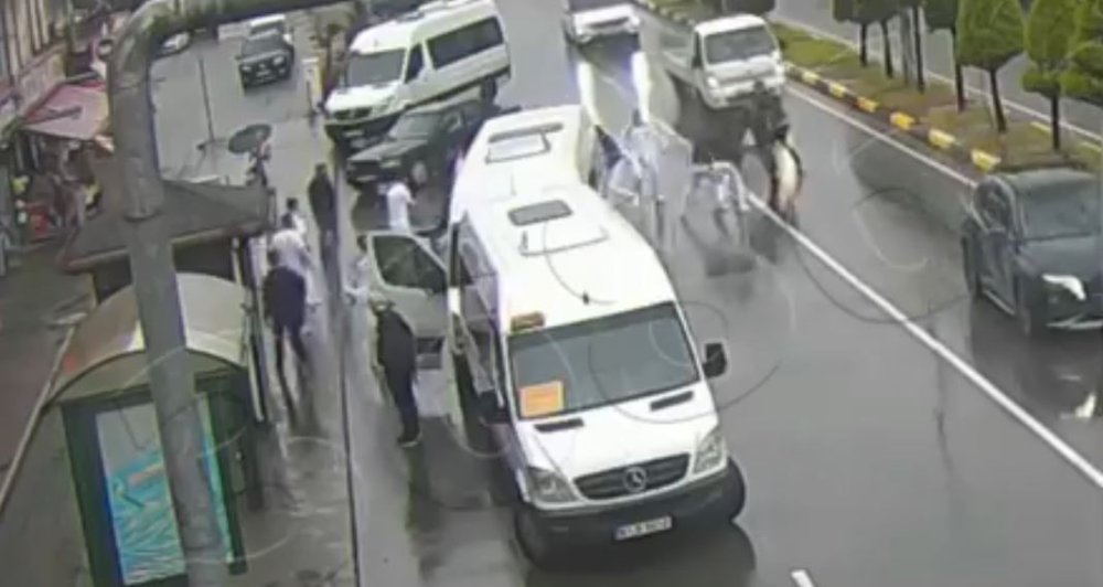 Minibüs şoförleri servis kiralayan üniversitelilere saldırmıştı: Olayın görüntüleri ortaya çıktı