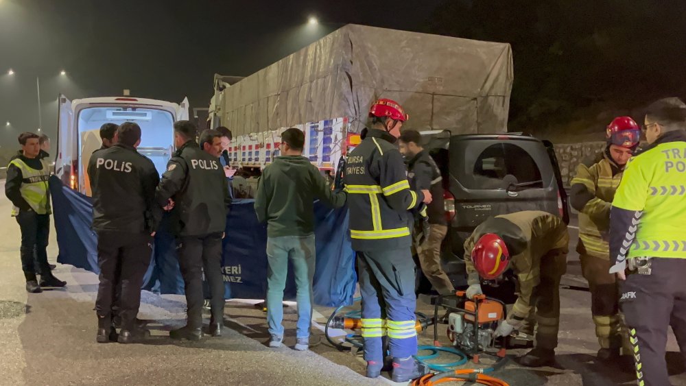 Bursa'da arıza yapan TIR'a hafif ticari araç çarptı