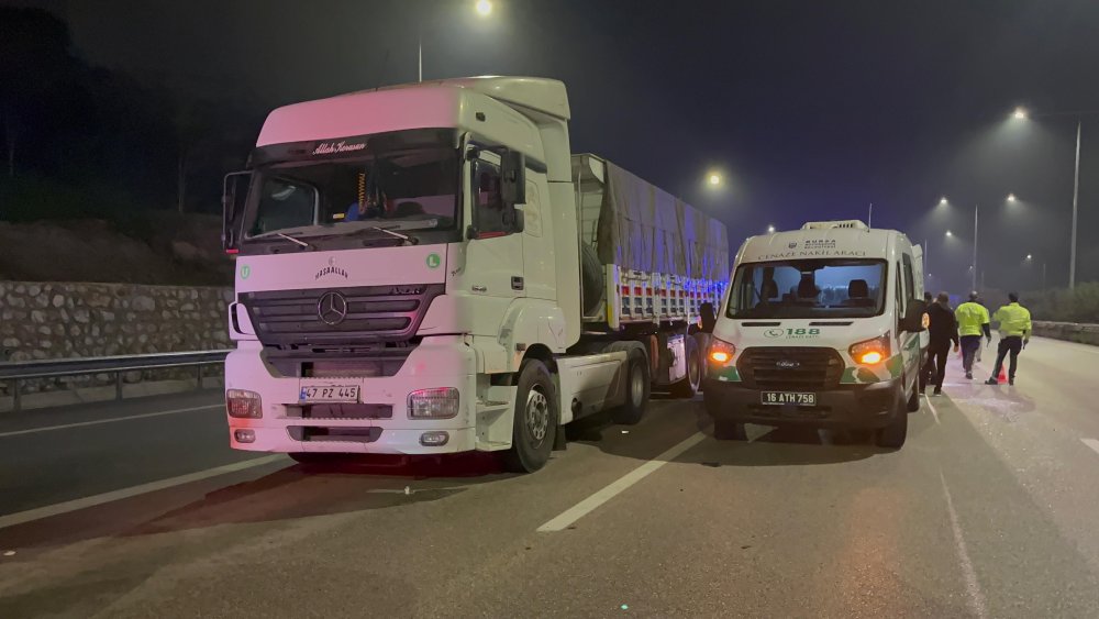 Bursa'da arıza yapan TIR'a hafif ticari araç çarptı