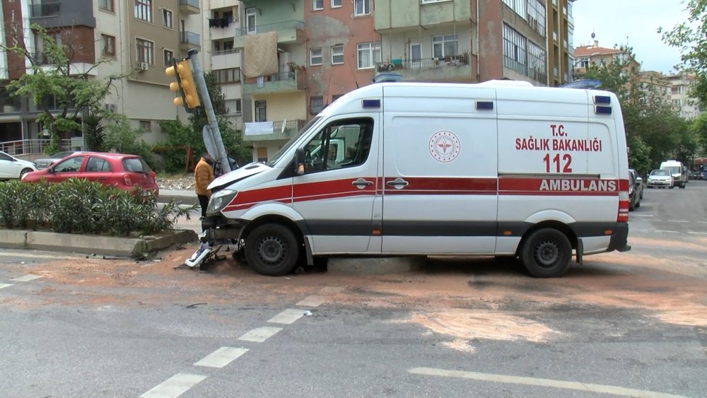 İhbara giden ambulans kaza yaptı: Yaralılar var