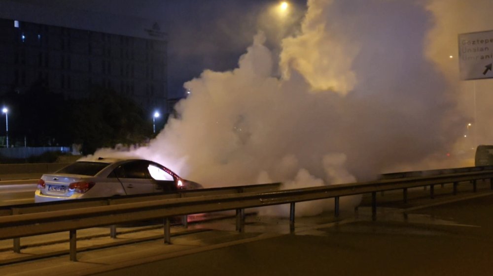 Kadıköy'de seyir halindeki otomobil alev alev yandı