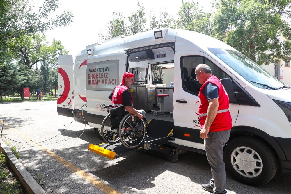 Kızılay'dan engellileri yardım faaliyeti: Engelsiz İkram Aracı’nda engelli gönüllüler sahada yerini alıyor