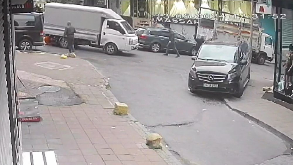 Fatih'te korkunç kaza: Geri manevra yapan kamyonetin altında kaldı, metrelerce sürüklendi