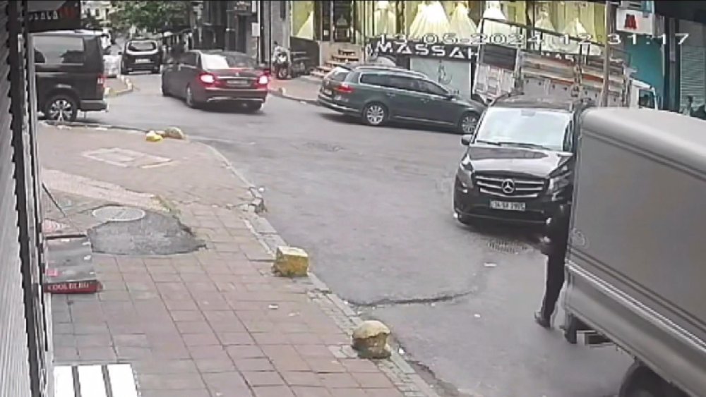 Fatih'te korkunç kaza: Geri manevra yapan kamyonetin altında kaldı, metrelerce sürüklendi