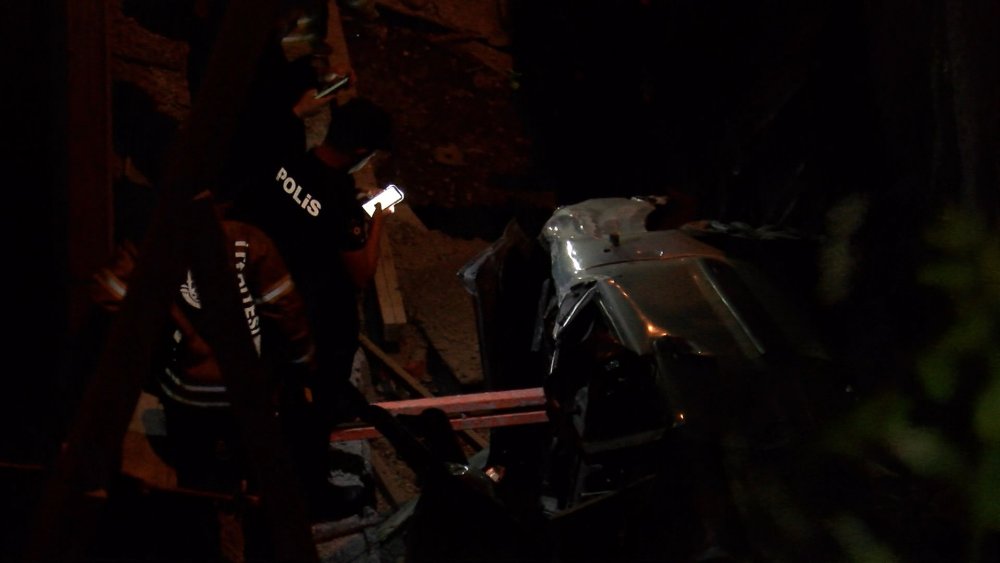 Eyüpsultan'da bir sürücü otomobiliyle inşaat alanına düştü