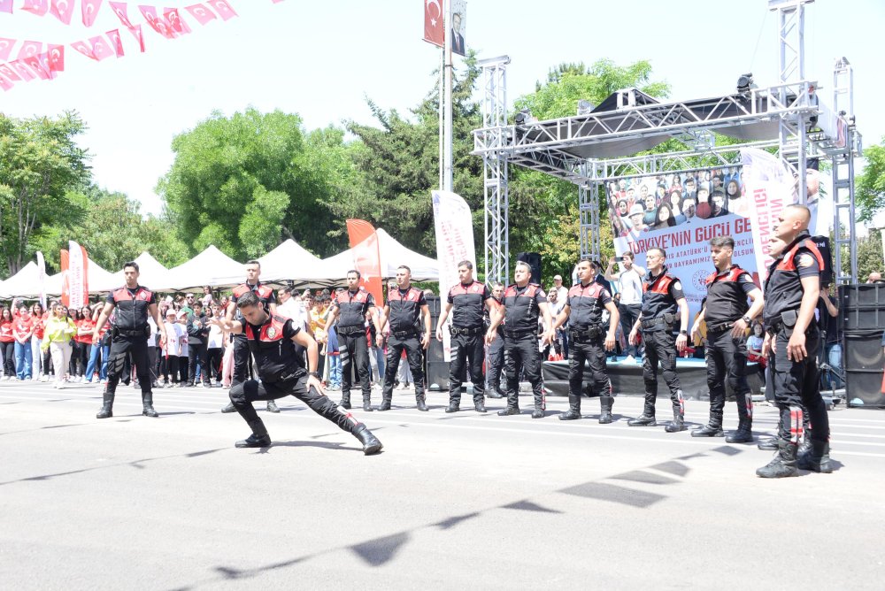 19 Mayıs kutlamalarında Yunus polislerinden zeybek gösterisi