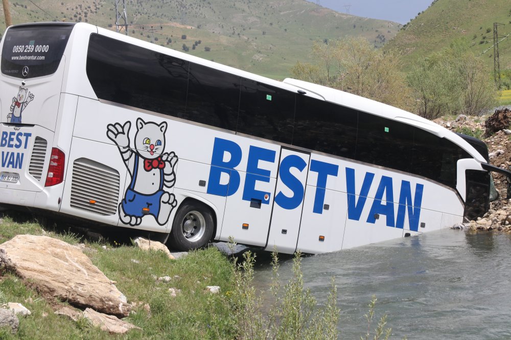 Bitlis'te yolcu otobüsü dereye uçtu: Yaralılar var