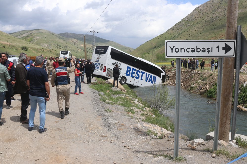 Bitlis'te yolcu otobüsü dereye uçtu: Yaralılar var