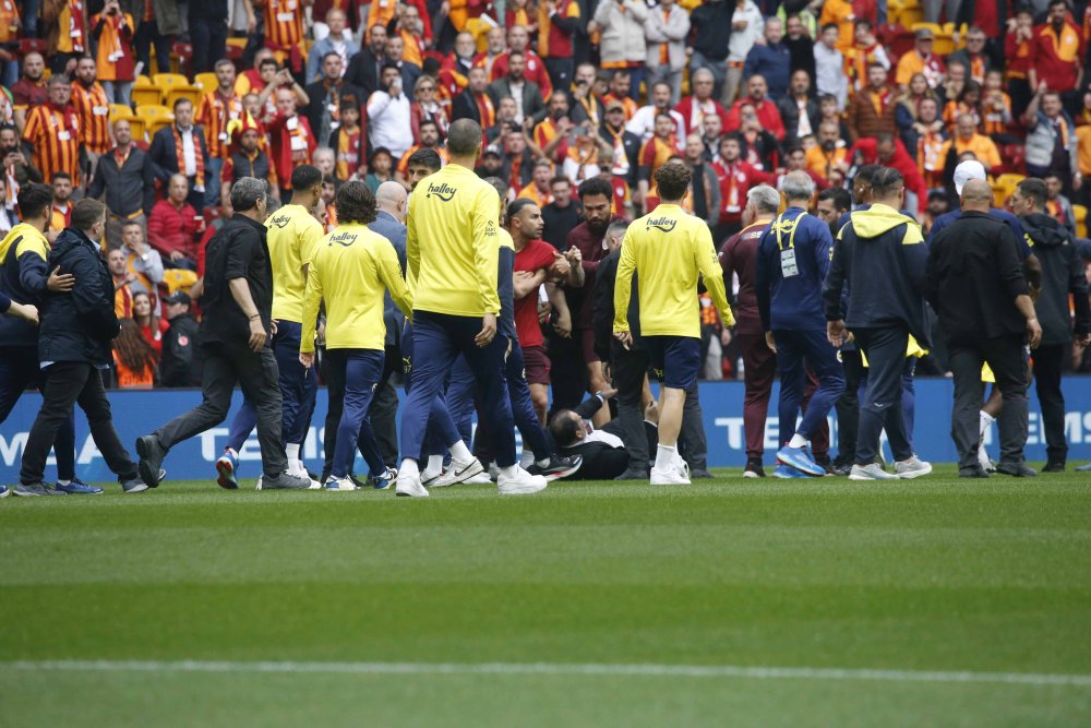 Fenerbahçe - Galatasaray maçı öncesi sahada gerginlik yaşandı