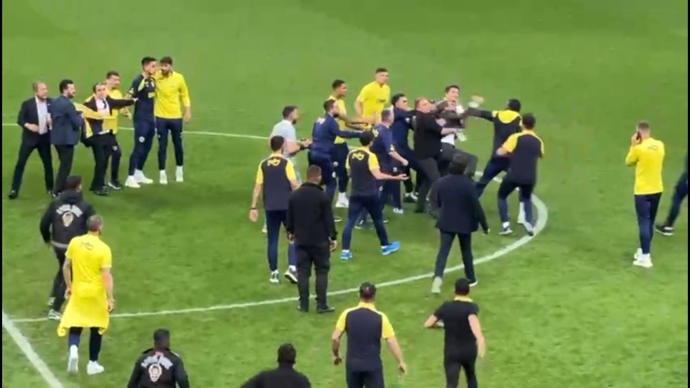 Fenerbahçeli futbolcular ezeli rakibinin sahasında bayrak açtı