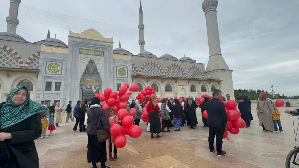 Filistin'deki soykırıma dikkat çekmek için Çamlıca'dan yüzlerce balon bırakıldı