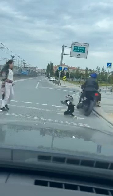 Kırmızı ışıkta geçen motosikletli küçük çocuğa çarptı