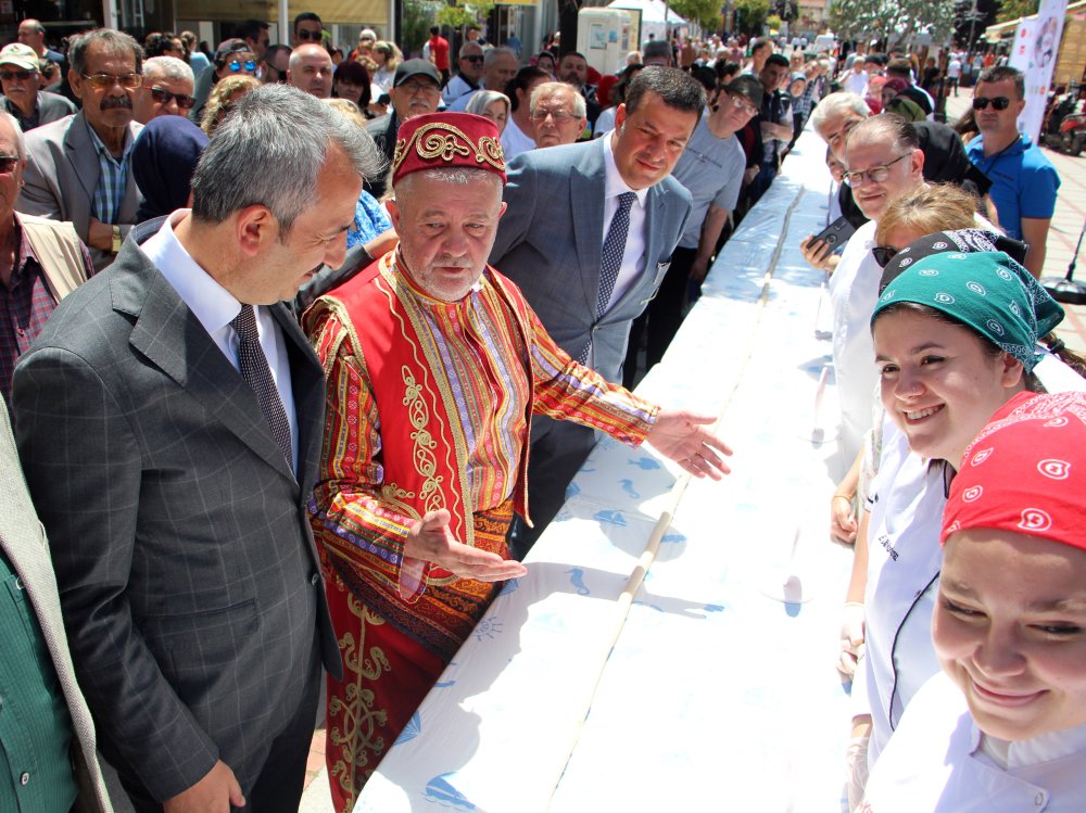 Edirne'de 22 metre uzunluğunda badem ezmesi yapıldı