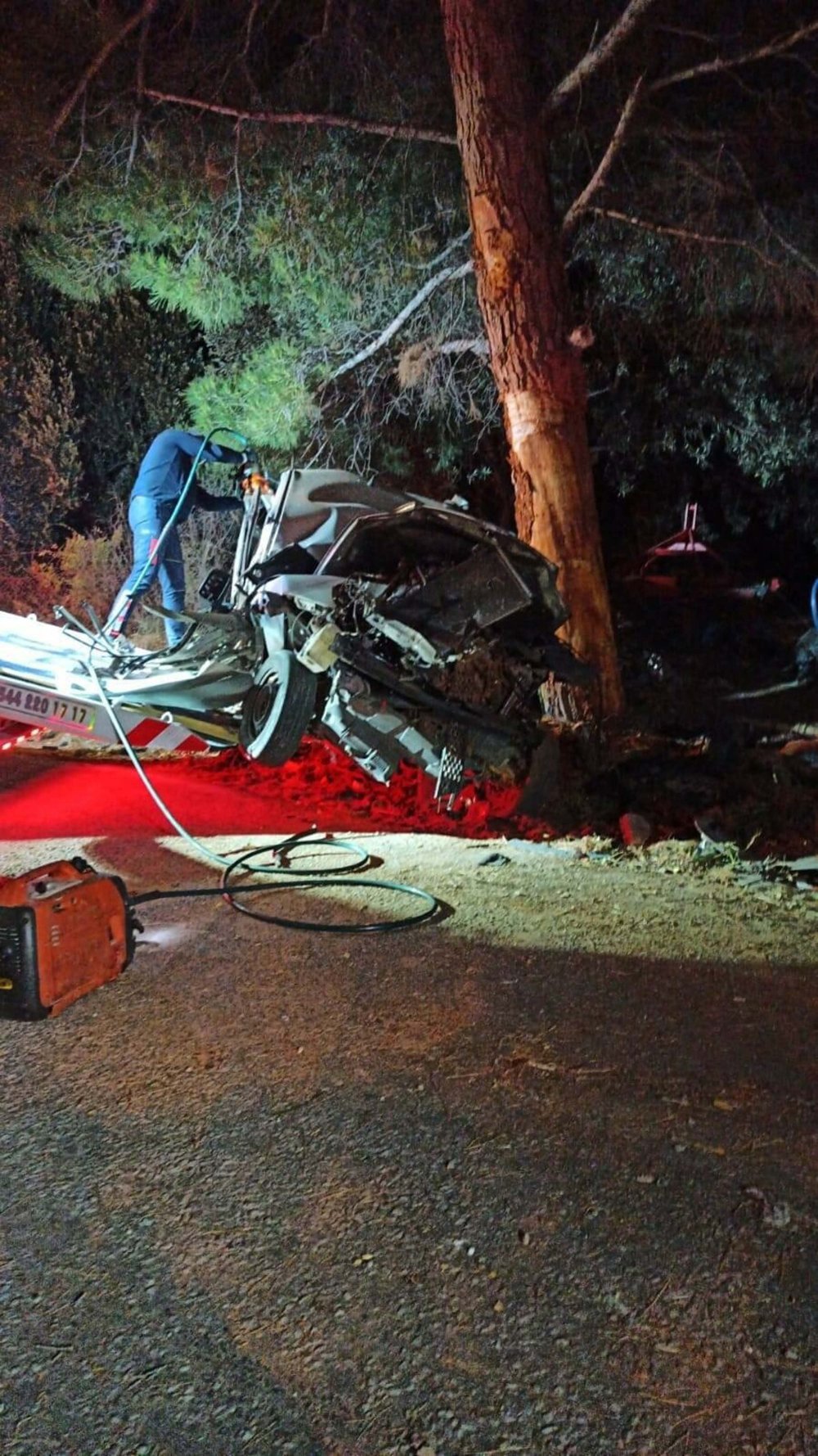 Ağaca çarpan otomobildeki sürücü ile arkadaşı öldü