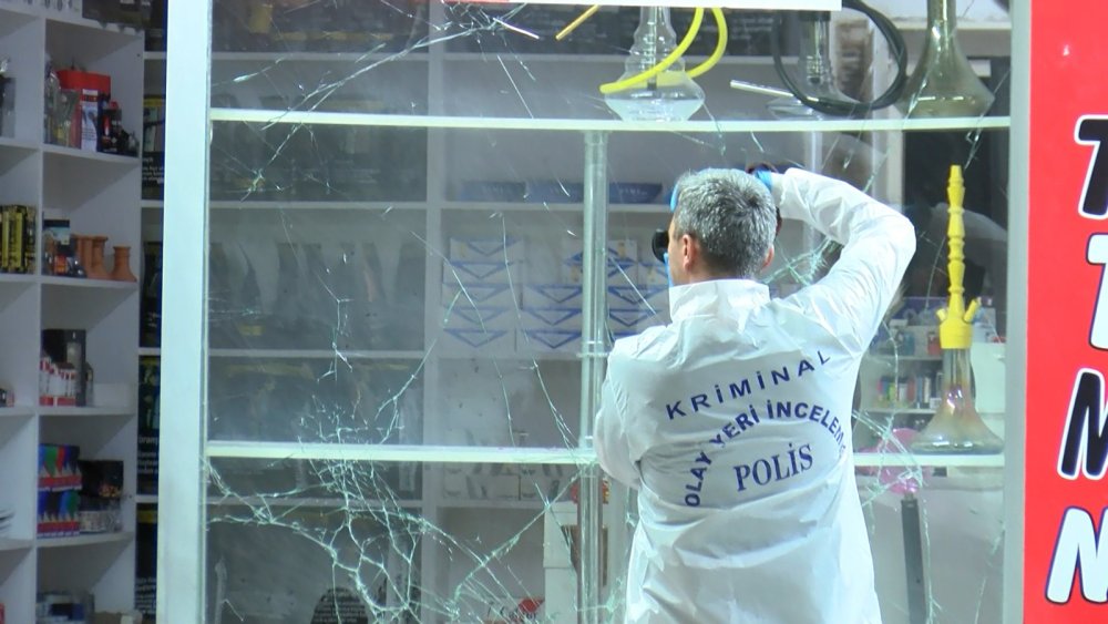 Küçükçekmece'de iş yerine ses bombası atıldı: 2 kişi yaralandı