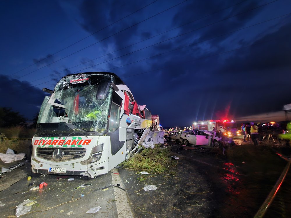 Yolcu otobüsü karşı şeride dalıp 3 araçla çarpıştı: Onlarca ölü ve yaralı