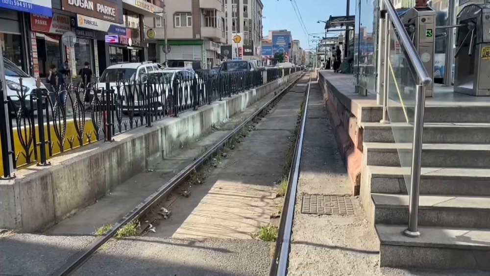 Arkadaşlarıyla şakalaşırken tramvayın altına düştü: 13 yaşındaki çocuk yaralandı