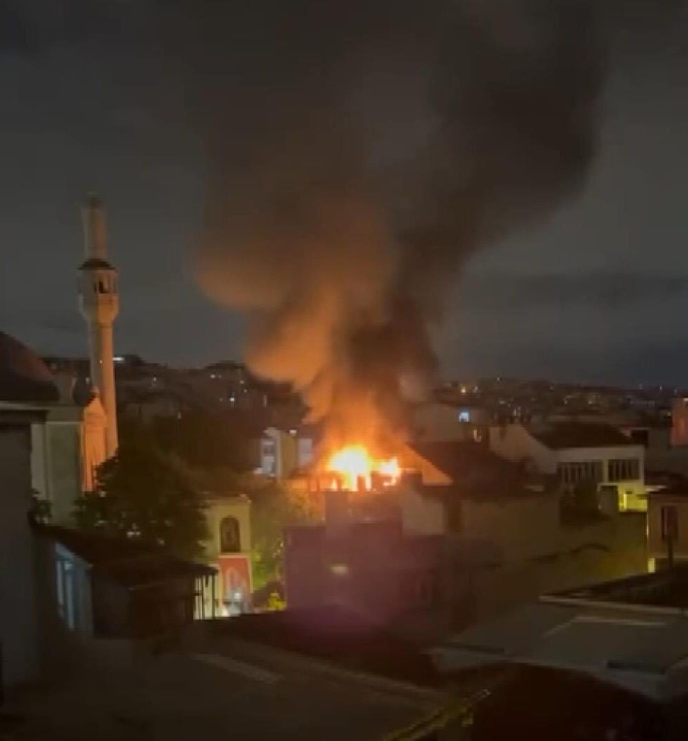 Beyoğlu'ndaki kafede gece yangın çıktı